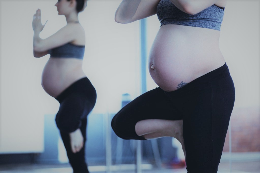 yoga embarazada pose del arbol